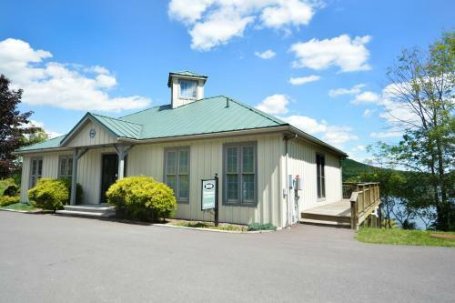 Memory Lane Four-bedroom Holiday Home