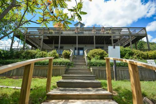 Memory Lane Four-bedroom Holiday Home