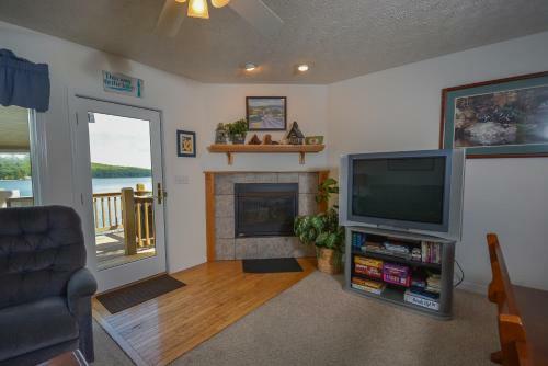 Crystal Lake Five-bedroom Holiday Home