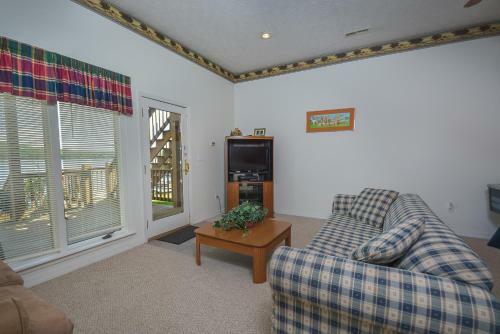 Crystal Lake Five-bedroom Holiday Home