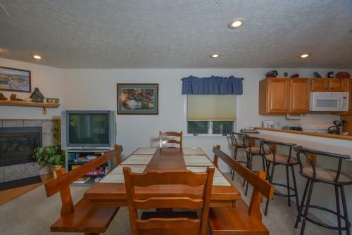 Crystal Lake Five-bedroom Holiday Home