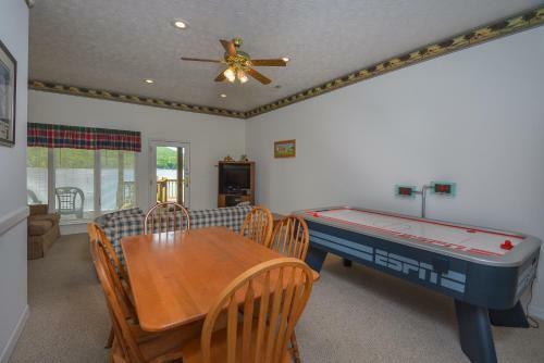 Crystal Lake Five-bedroom Holiday Home