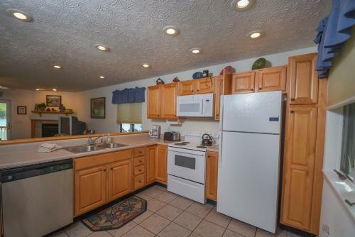 Crystal Lake Five-bedroom Holiday Home