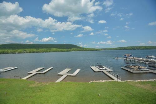 Crystal Lake Five-bedroom Holiday Home