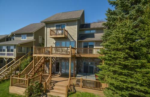 Crystal Lake Five-bedroom Holiday Home