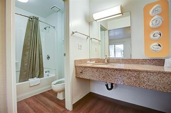 Motel 6 Elkton