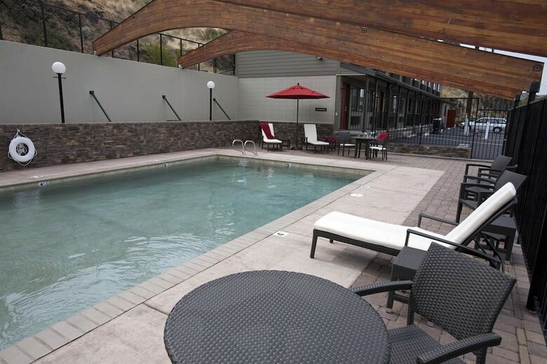 Hotel Celilo Inn