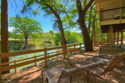 Leaning Oak Prd923 Home