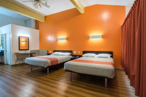 Motel 6 Globe