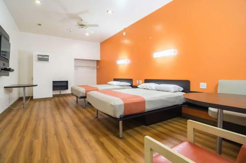 Motel 6 Globe