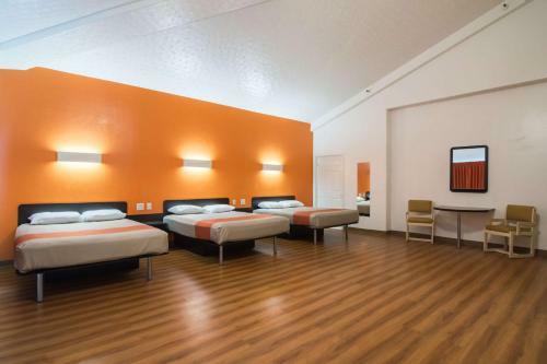Motel 6 Globe