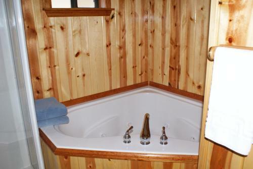 Lodge Whispering Pines Resort