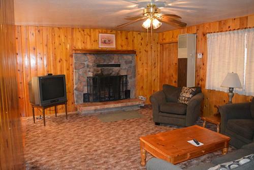 Lodge Whispering Pines Resort