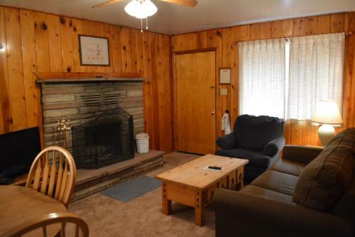 Lodge Whispering Pines Resort