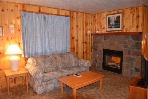 Lodge Whispering Pines Resort