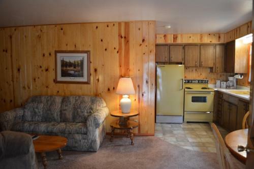 Lodge Whispering Pines Resort