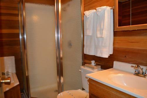 Lodge Whispering Pines Resort