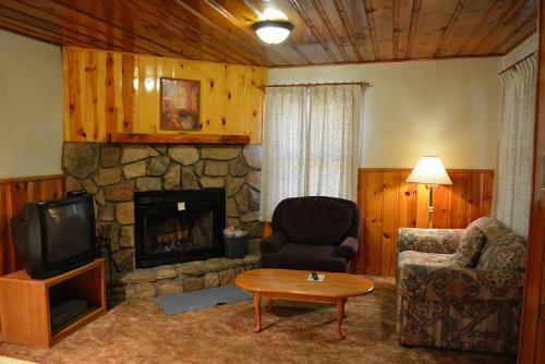 Lodge Whispering Pines Resort