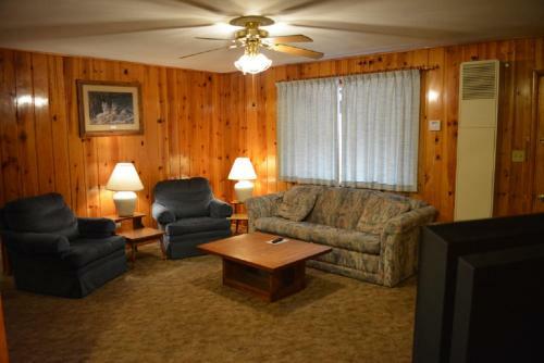 Lodge Whispering Pines Resort