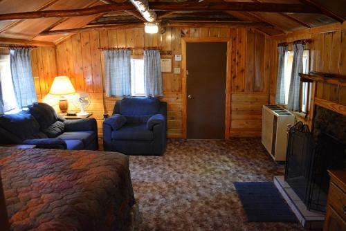 Lodge Whispering Pines Resort