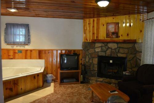 Lodge Whispering Pines Resort