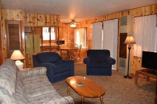 Lodge Whispering Pines Resort