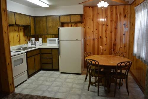 Lodge Whispering Pines Resort
