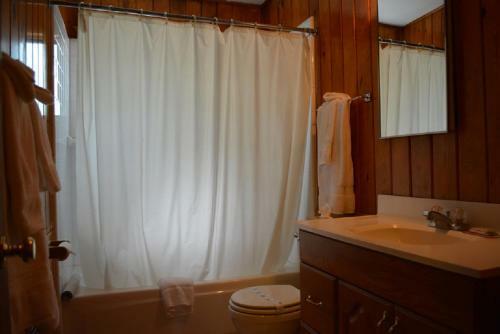 Lodge Whispering Pines Resort