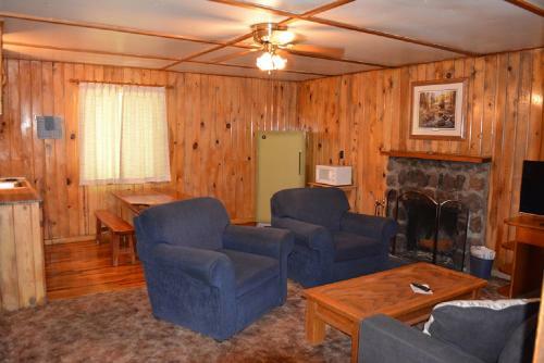 Lodge Whispering Pines Resort