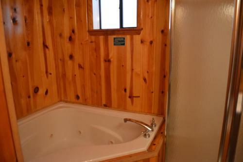 Lodge Whispering Pines Resort