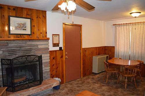 Lodge Whispering Pines Resort