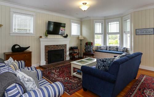 Rainbows End Four-bedroom Home
