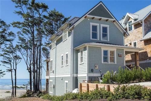 Ocean Tailsfour-bedroom Home