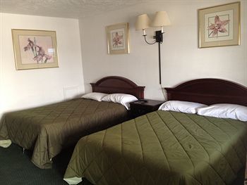 Three Oaks Motel