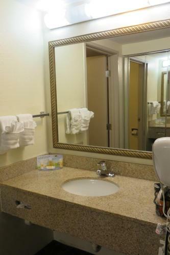 Hotel Days Inn & Suites By Wyndham Omaha Ne