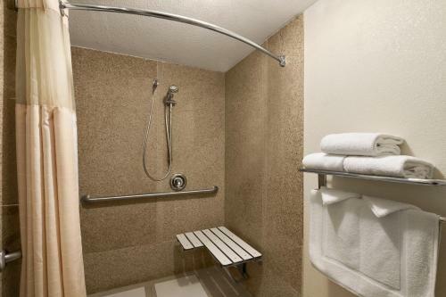Hotel Days Inn & Suites By Wyndham Omaha Ne