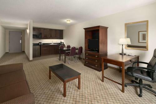 Hotel Days Inn & Suites By Wyndham Omaha Ne