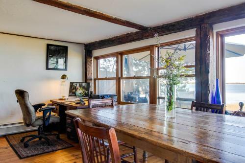 Artist's Waterfront Retreat