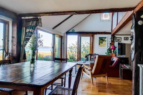 Artist's Waterfront Retreat