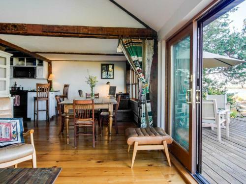 Artist's Waterfront Retreat