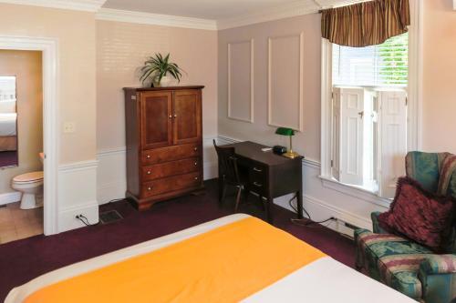 Bed & Breakfast Essex Street Inn