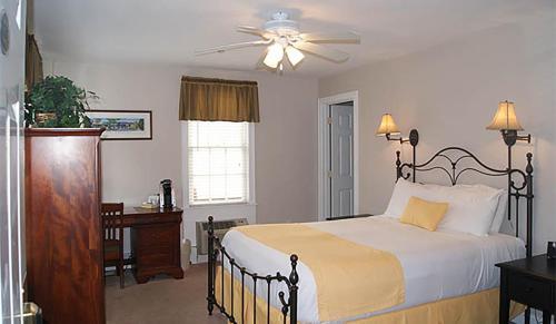 Bed & Breakfast Essex Street Inn