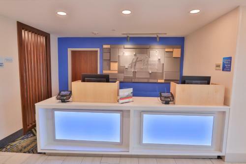 Holiday Inn Express Hotel & Suites Dickson