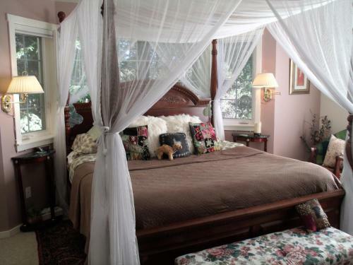 Bed & Breakfast Inn To The Woods