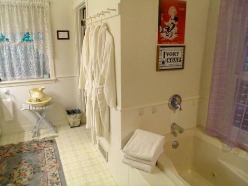 Bed & Breakfast Inn To The Woods