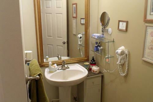 Bed & Breakfast Inn To The Woods