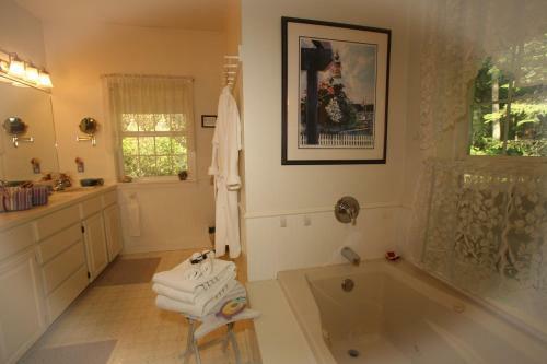 Bed & Breakfast Inn To The Woods