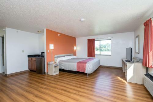 Motel 6 Waterloo