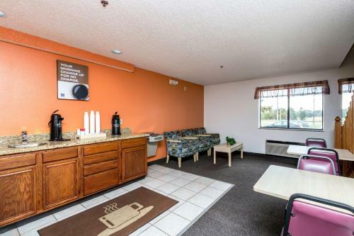 Motel 6 Waterloo
