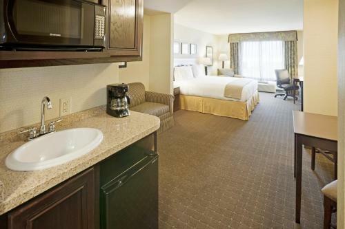 Holiday Inn Express Hotel & Suites Eagle Pass